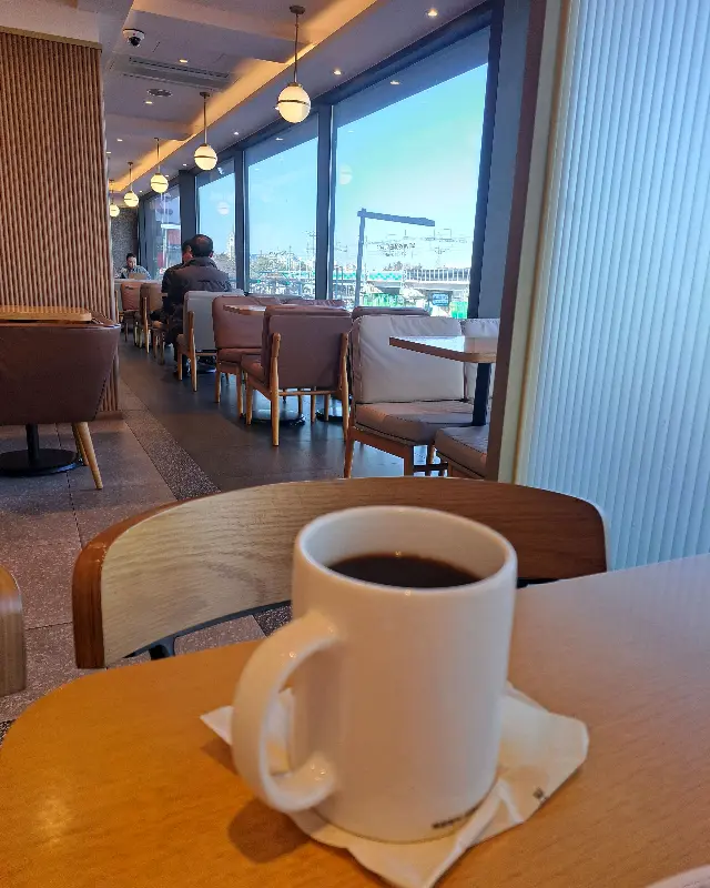 투썸플레이스 상록수역점 내부