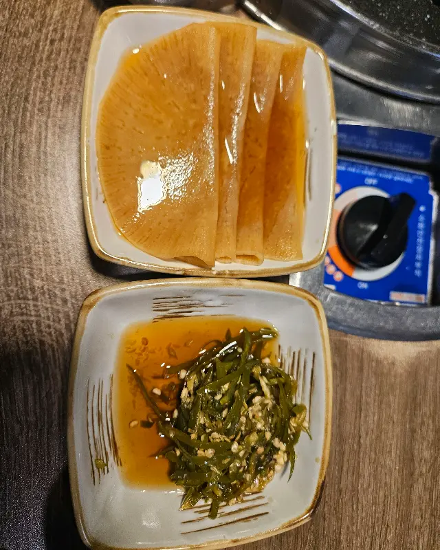 정갈하게 담겨 나온 반찬들