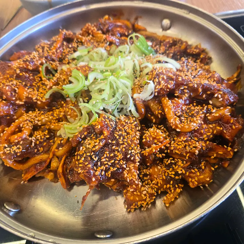 붉은 양념과 콩나물, 미나리가 어우러진 아구불고기의 모습