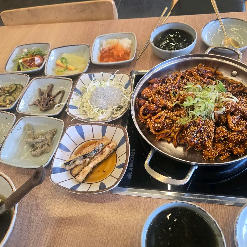 깨가 듬뿍 뿌려진 아구불고기