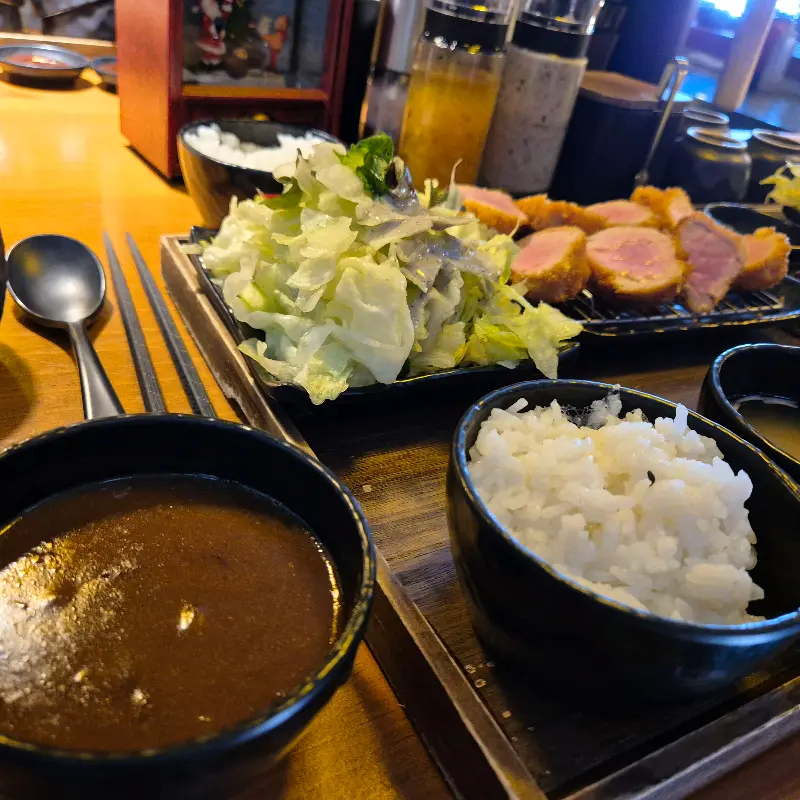 정갈하게 차려진 카츠오모이의 돈까스 한 상차림
