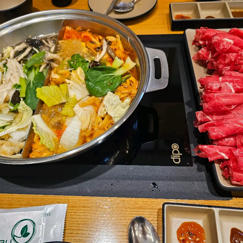 다양한 소스와 함께 즐기는 샤브샤브