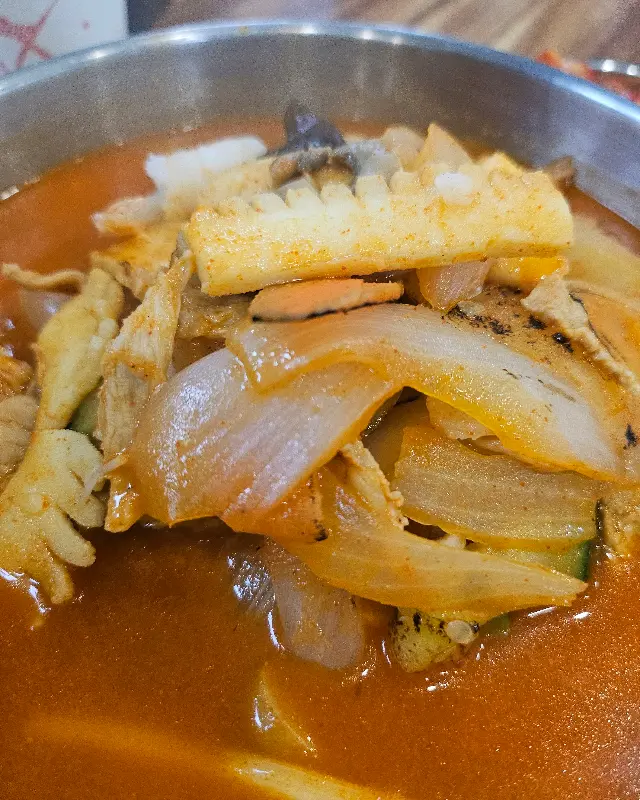 얼큰한 국물이 인상적인 빨간 짬뽕 순두부