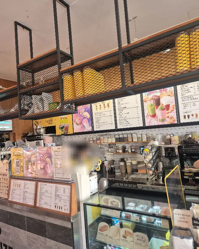 메가커피 메뉴판과 카운터 사진. 다양한 메뉴가 눈길을 사로잡는다.