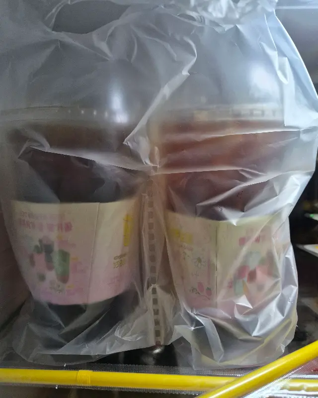 테이크 아웃 컵에 담긴 음료 사진. 포장도 깔끔하게 해준다.