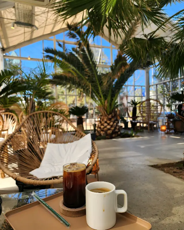 앙버터 소금빵과 커피