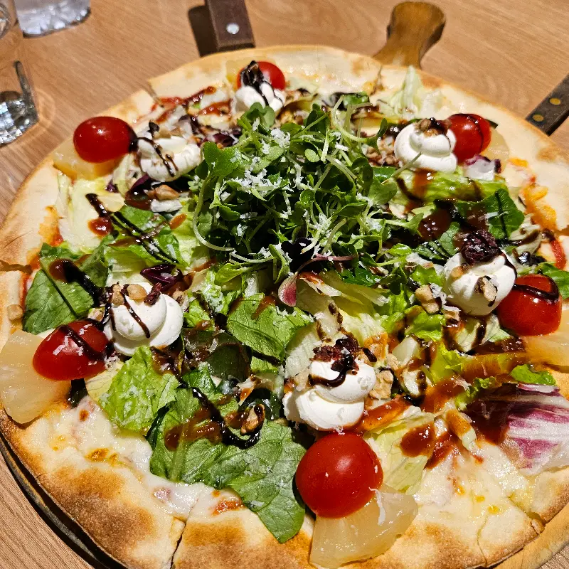 신선한 채소가 올라간 피자