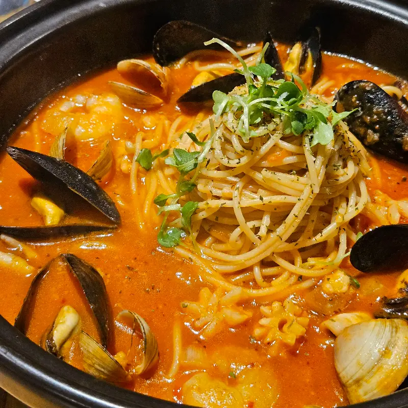 뚝배기에 담겨져 나온 해산물 파스타 클로즈업 사진