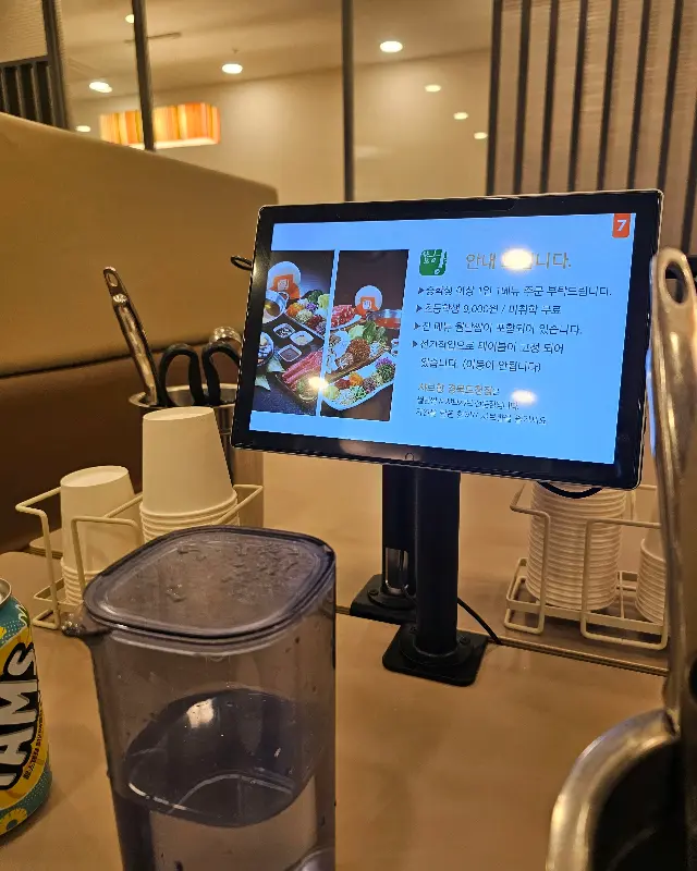 테이블 위 키오스크