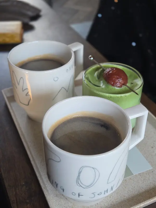 심플하면서도 멋스러운 카페 인테리어