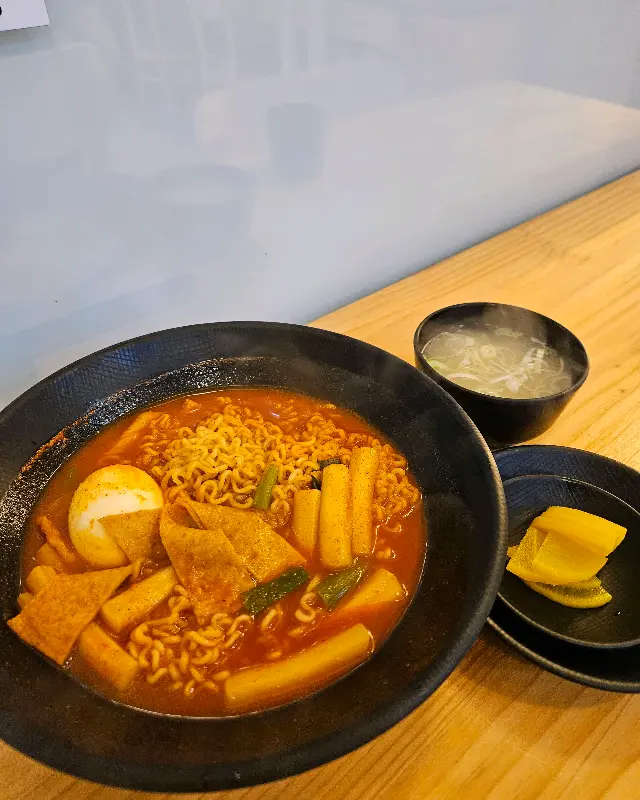 라볶이와 단무지, 국물의 모습