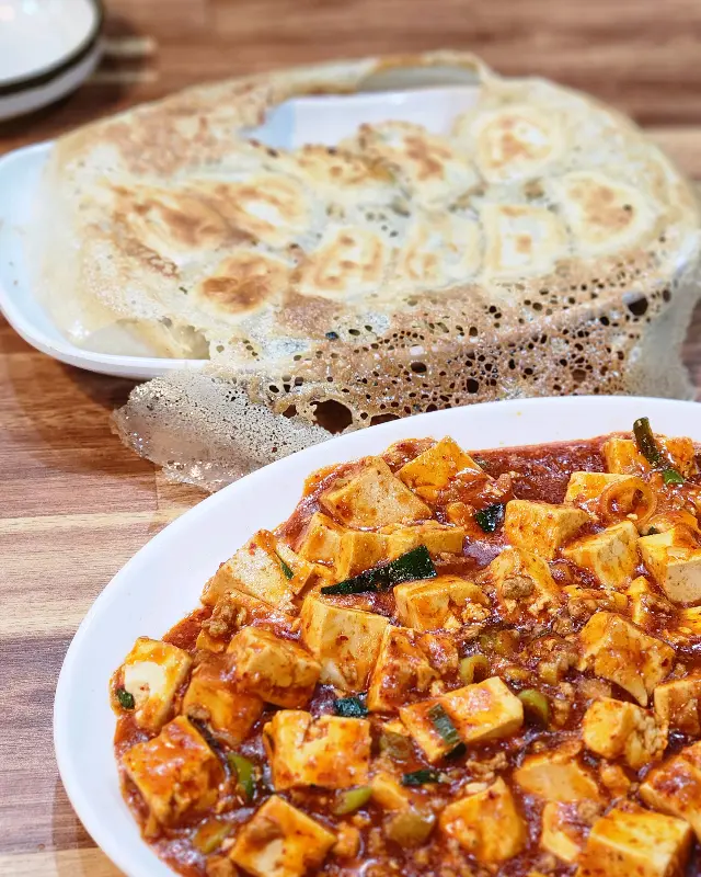 테이블 위에 놓인 찐만두