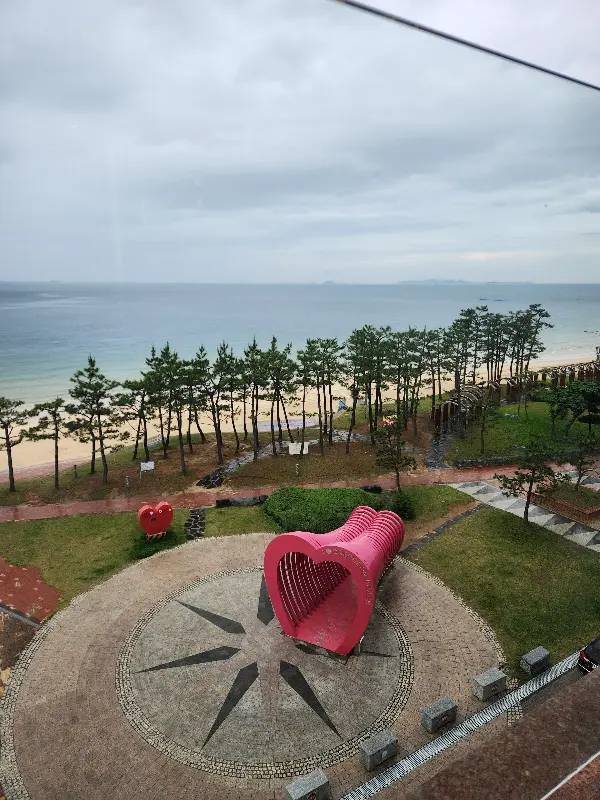 인쇼어에서 바라본 하트 조형물