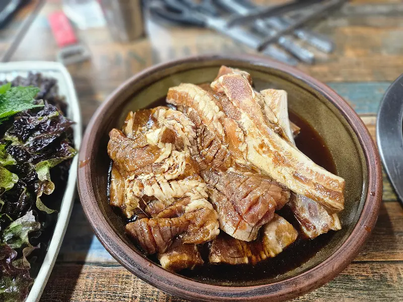 양념에 잘 재워진 돼지갈비