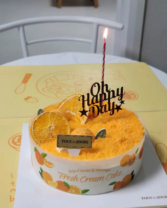 오렌지 조각이 올라간 케이크