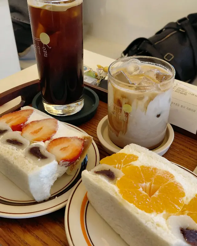 딸기 모찌 산도와 음료