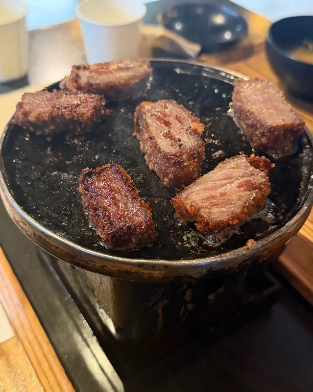 미니 화로 위 지글거리는 규카츠