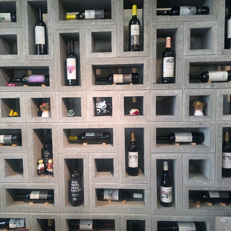 다양한 와인이 진열된 모습