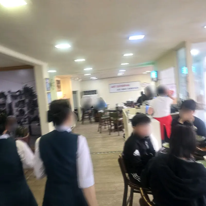 넓고 깔끔한 식당 내부