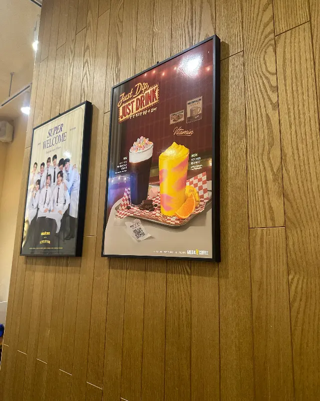 매장 벽면 사진