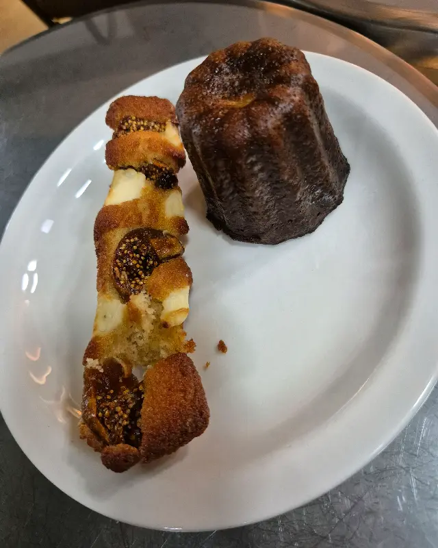 아트스트릿11의 까눌레와 디저트