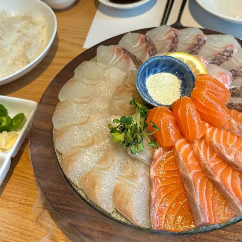 윤기가 흐르는 숙성회 모듬