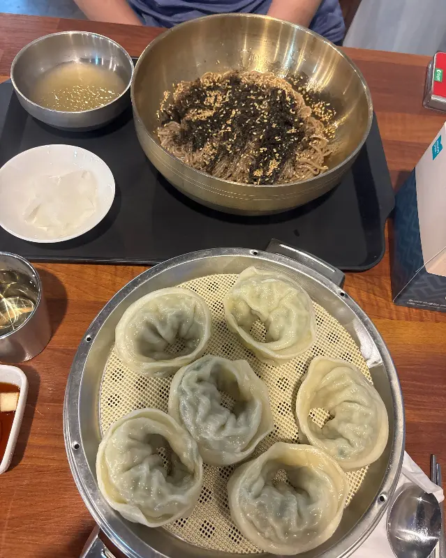 만두와 함께 나오는 콩국수