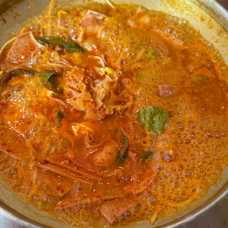 보글보글 끓는 부대찌개