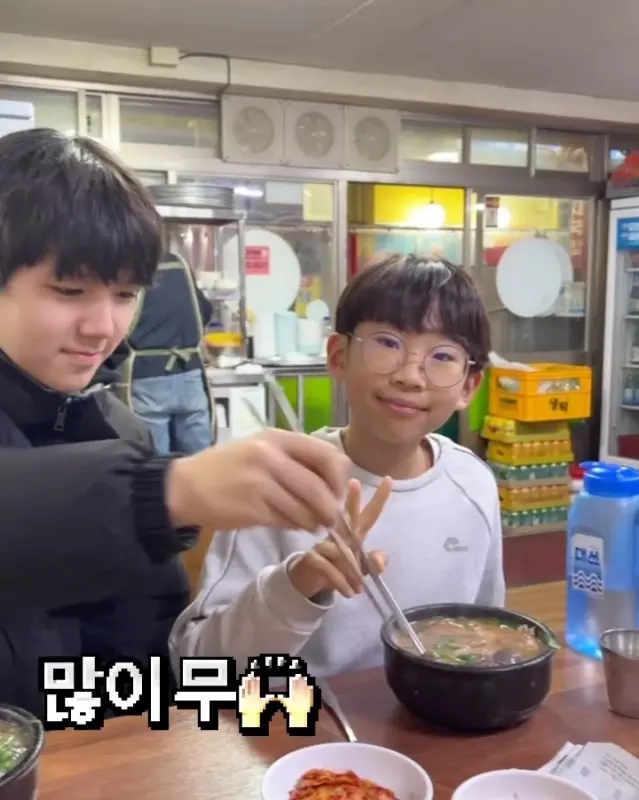 아이와 함께 국밥을 즐기는 모습