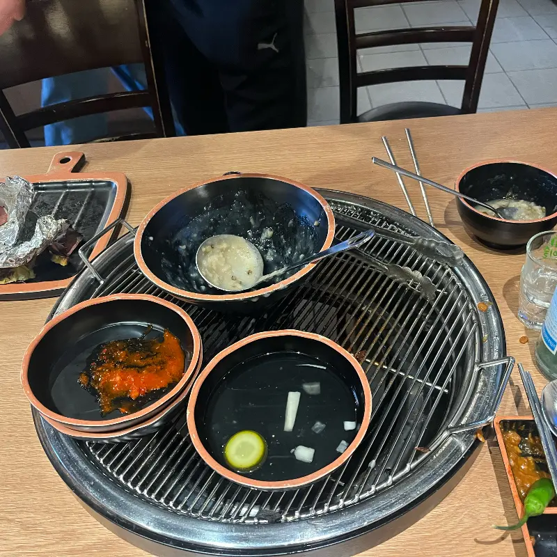 식사를 마친 테이블의 모습