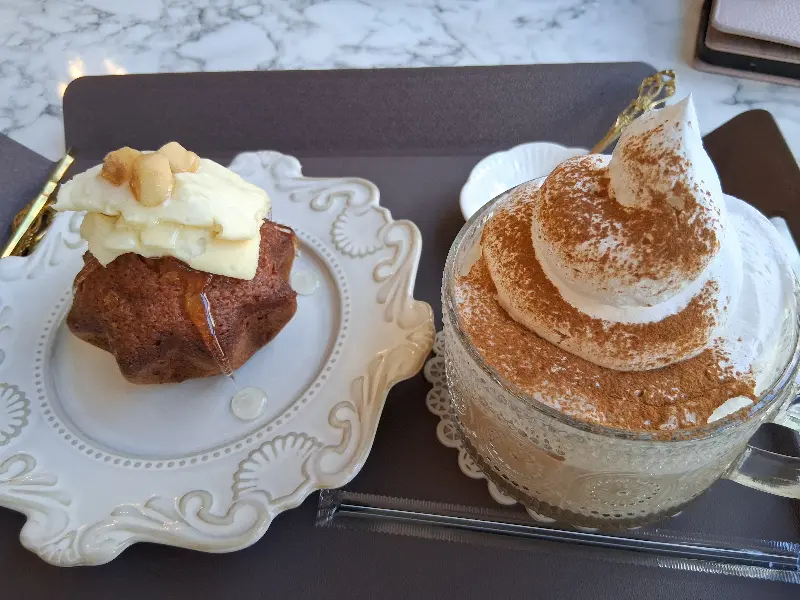 스위디 라떼와 카이막 휘낭시에