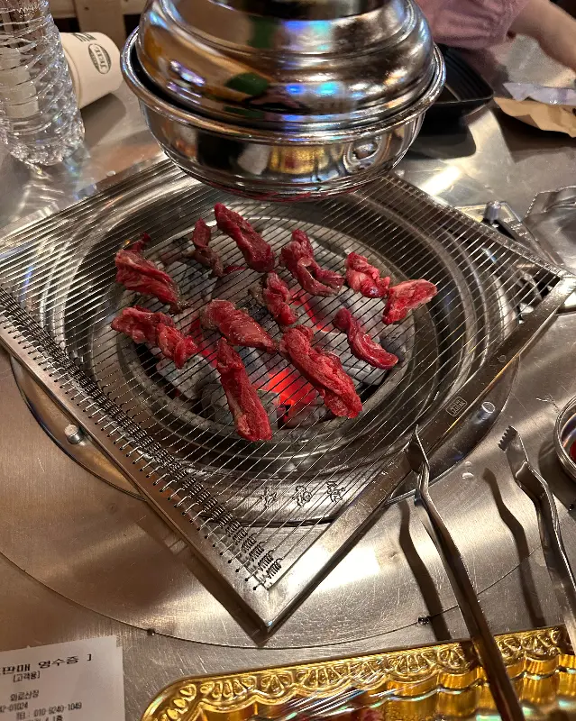 숯불 위에서 맛있게 익어가는 소고기