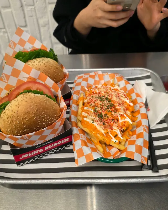 트레이에 담긴 햄버거와 감자튀김