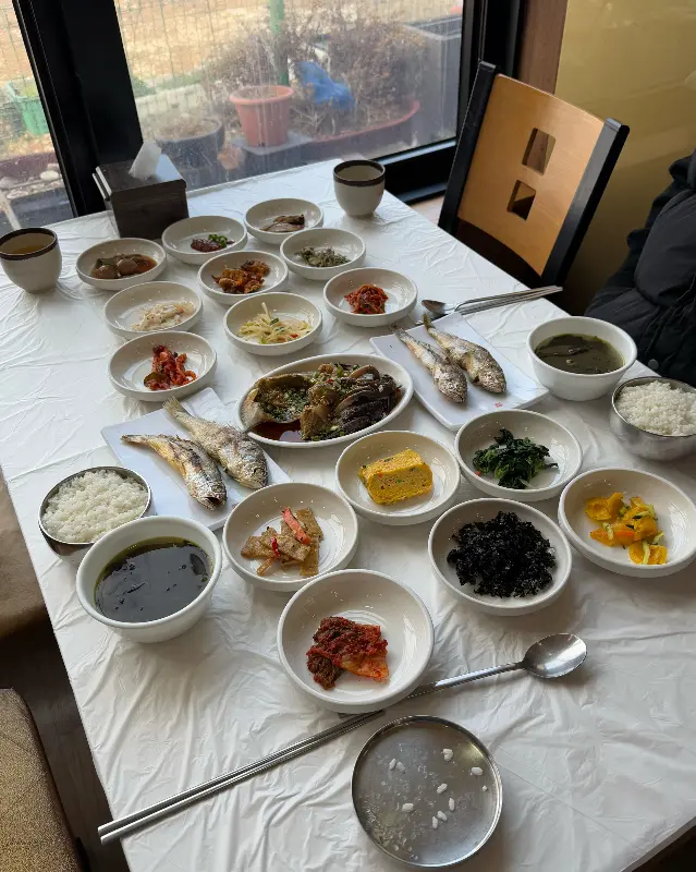 테이블 가득 차려진 굴비백반과 다양한 밑반찬.