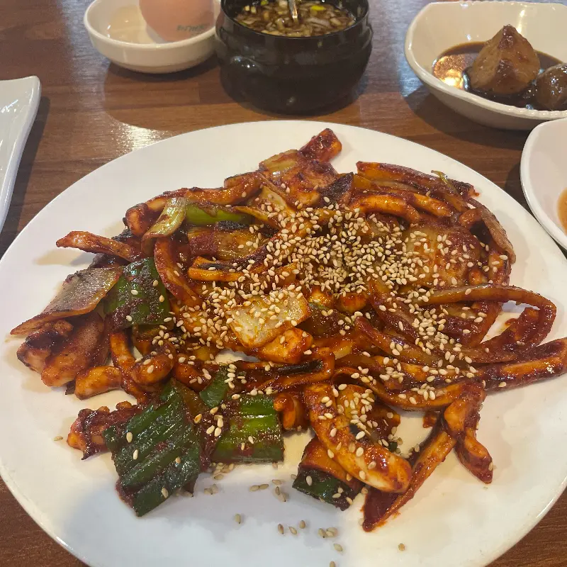 윤기가 흐르는 오징어 볶음