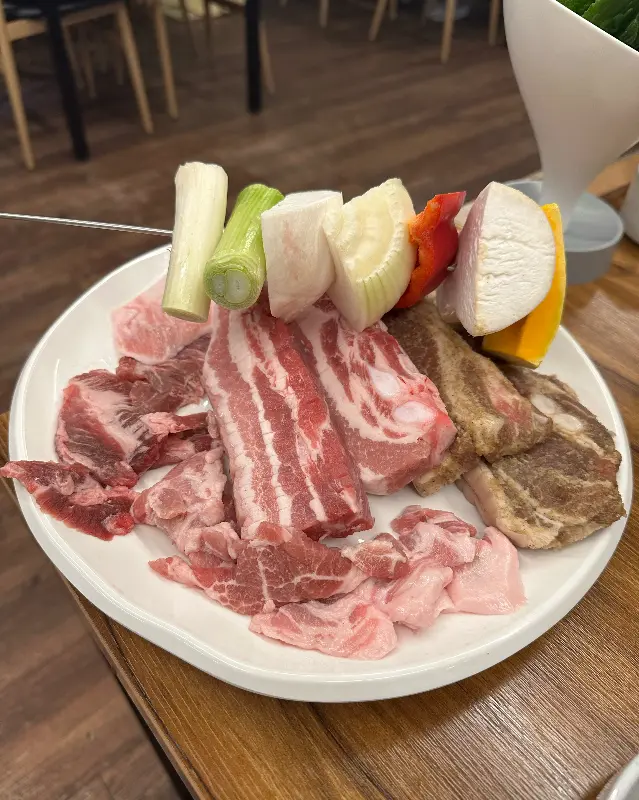 접시에 담긴 다양한 부위의 고기