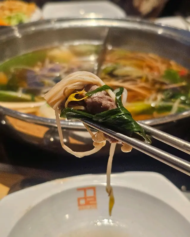 샤브샤브 재료를 집어 올리는 모습