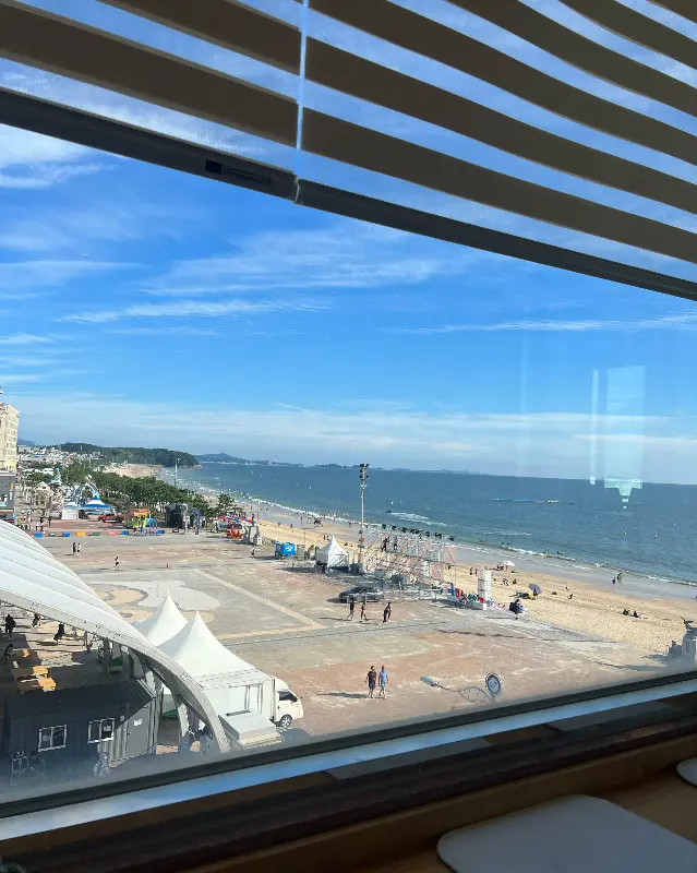 카페 창밖으로 보이는 대천 해변