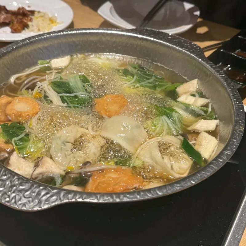샤브샤브 재료들이 끓고 있는 모습