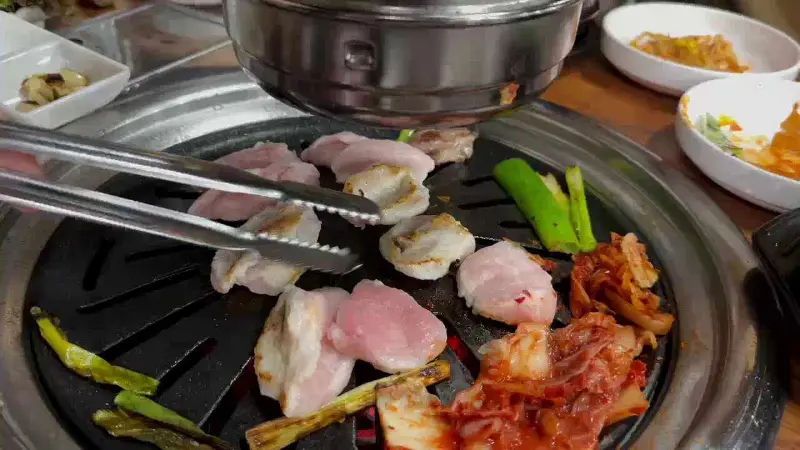 마성뒷고기 불판 위에서 구워지는 고기