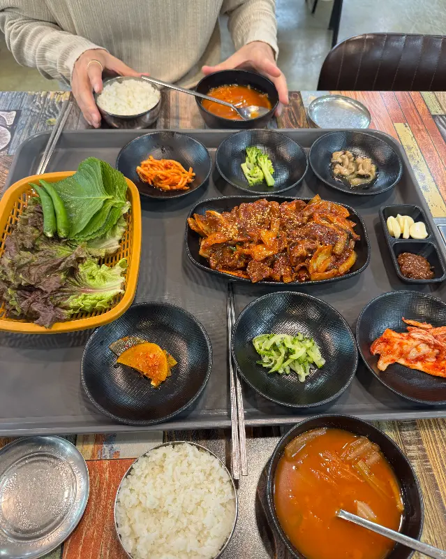 돼지불고기정식 한 상 차림