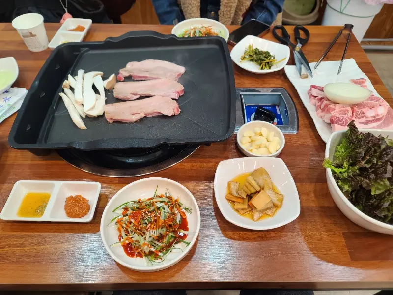 고기 구워먹는 모습