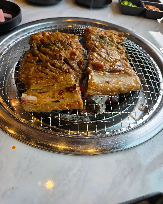 달콤 짭짤한 양념이 쏙 밴 왕갈비