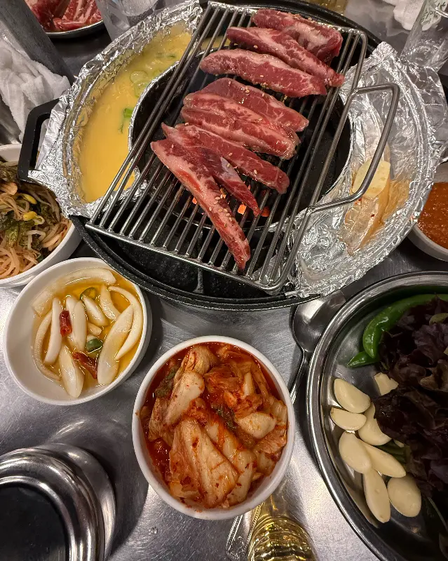 소갈비살과 곁들임 반찬들