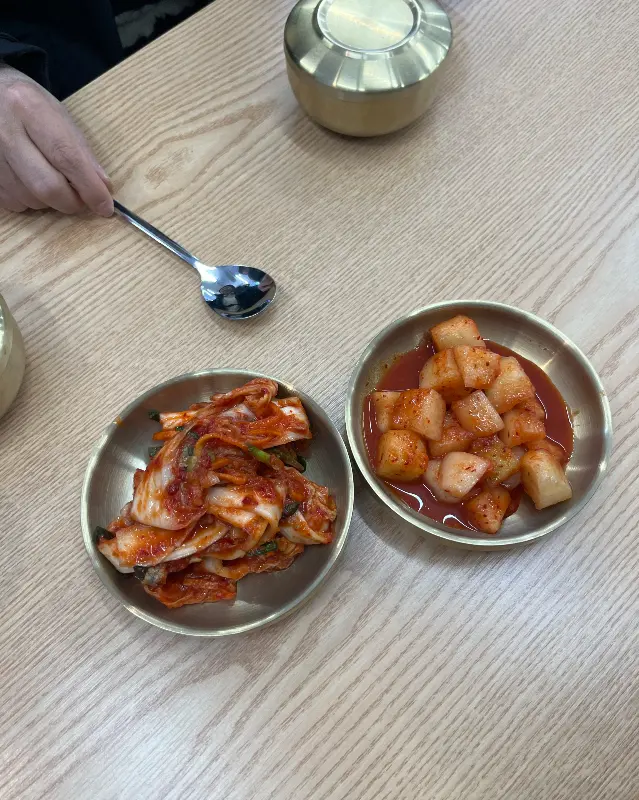 김치와 깍두기가 담긴 놋그릇
