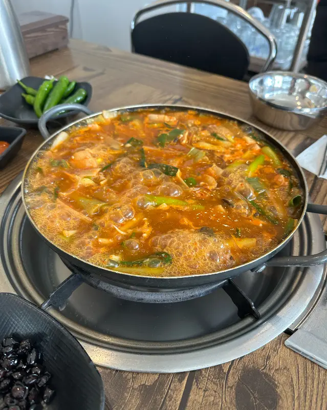푸짐한 돼지찌개 한 상 차림