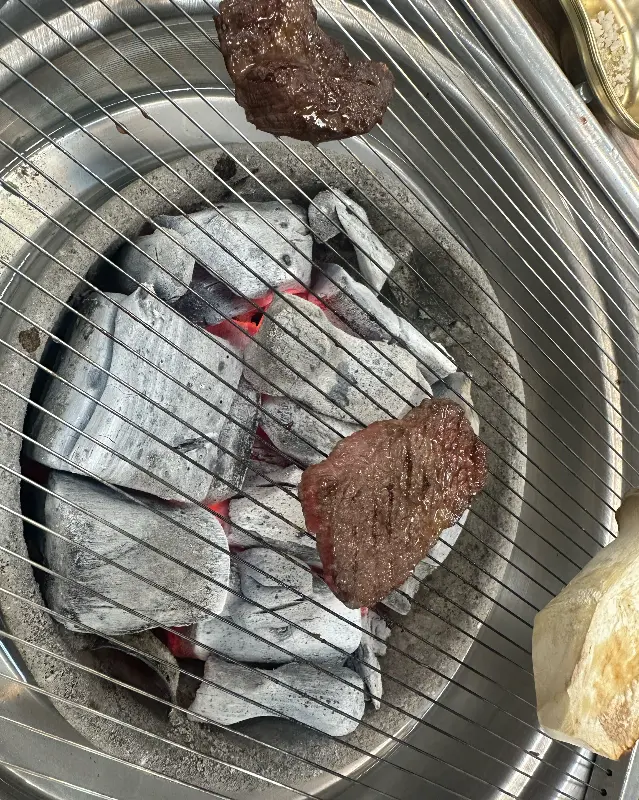 숯불 위에서 익어가는 고기