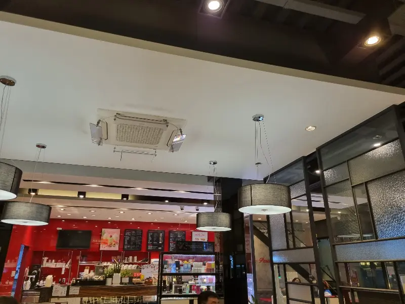 천장에 매달린 은은한 조명과 깔끔한 인테리어