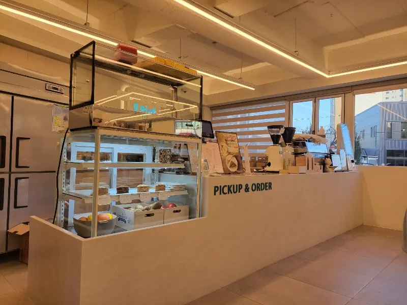 쇼케이스 안의 다양한 디저트