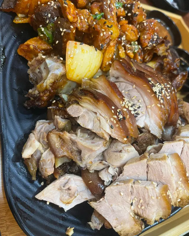 윤기가 흐르는 족발과 쭈꾸미